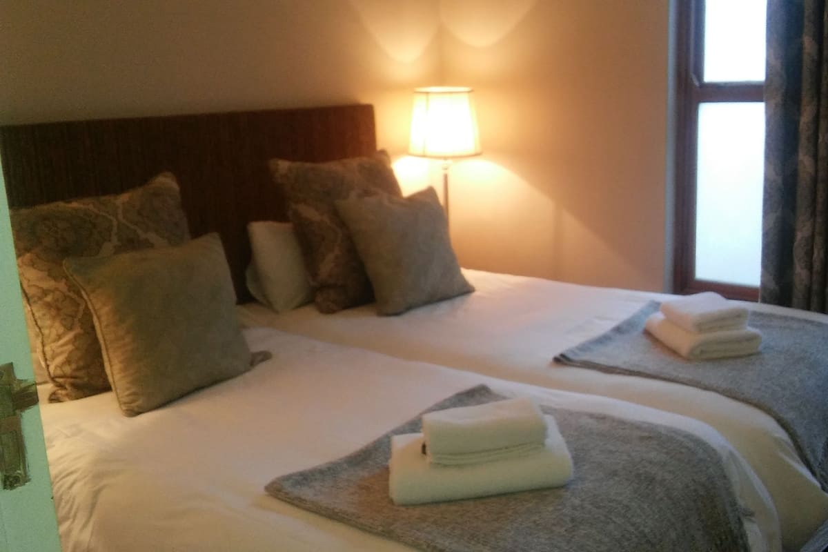 Familie appartement (Self Catering) | Een kluis op de kamer, een bureau, geluiddichte muren, gratis wifi