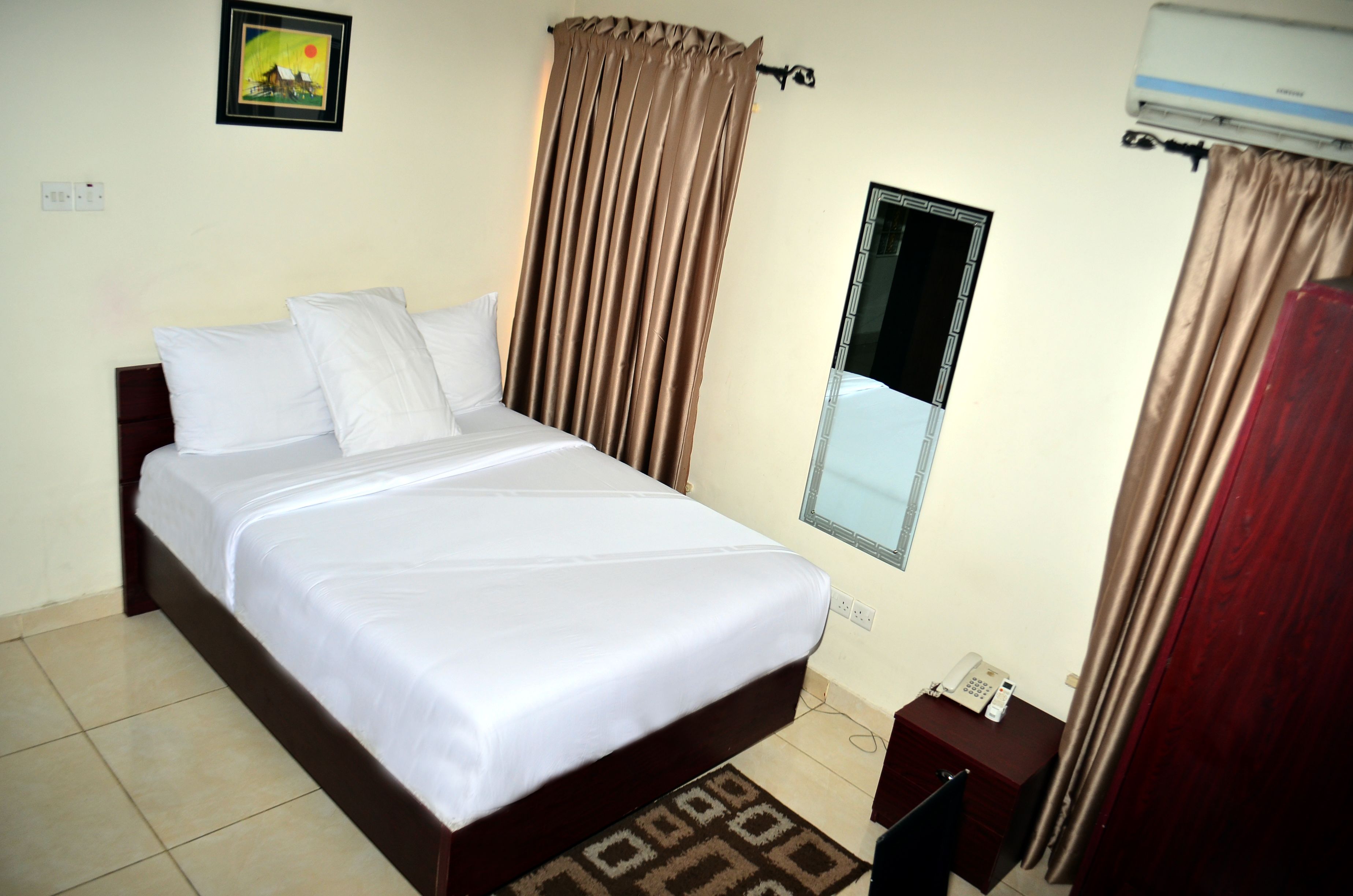 standard room | in-room safe, desk, free wifi, bed sheets