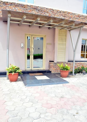 Exterior - De Rigg Place (Lagos)