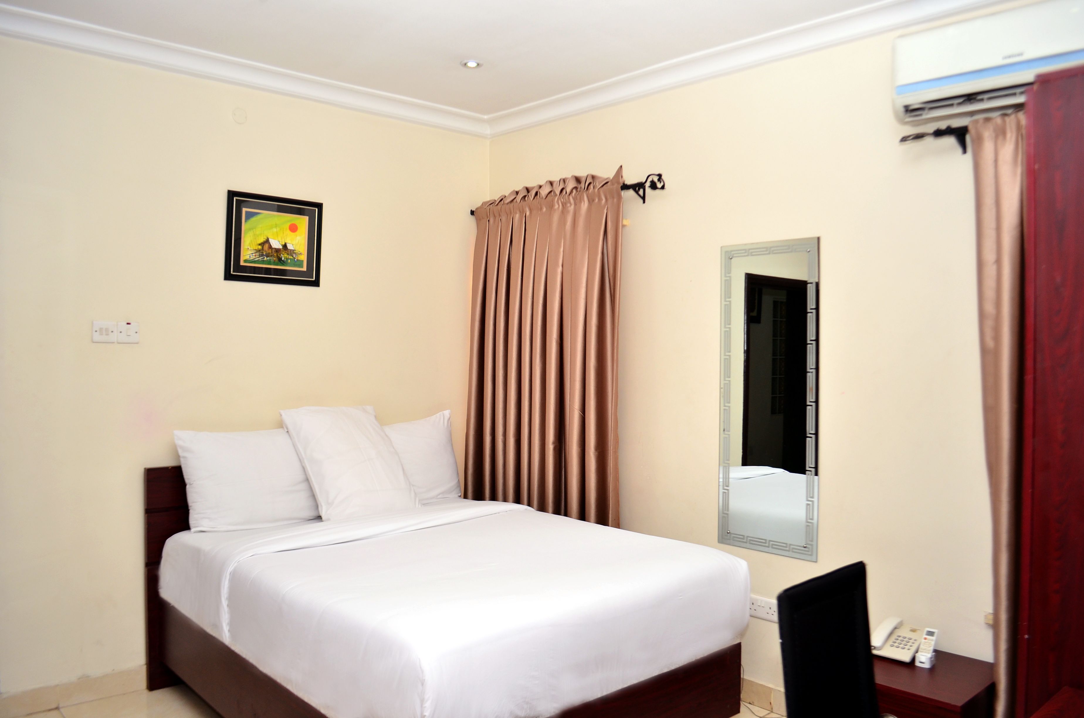 standard room | in-room safe, desk, free wifi, bed sheets