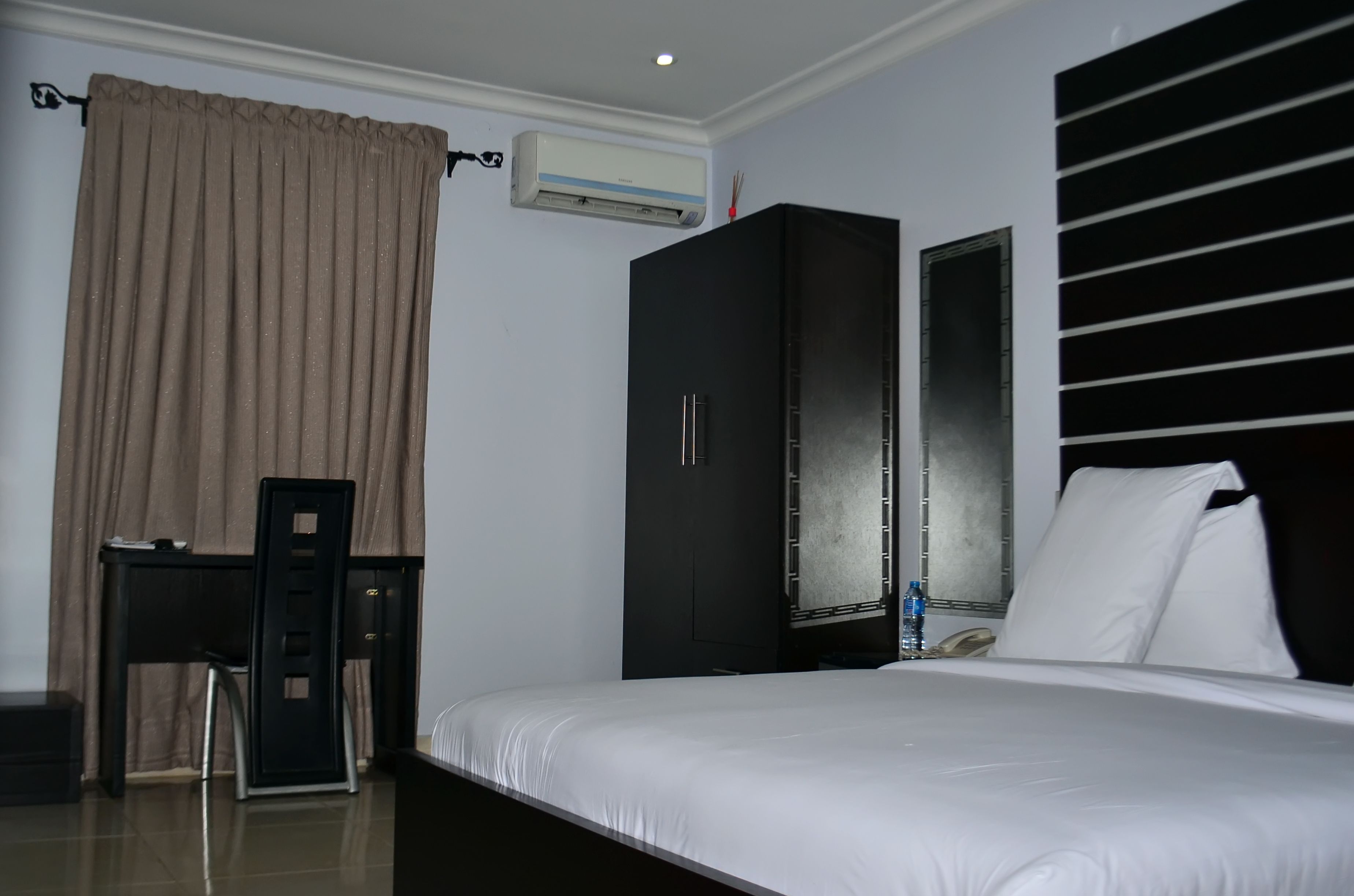 deluxe room | in-room safe, desk, free wifi, bed sheets