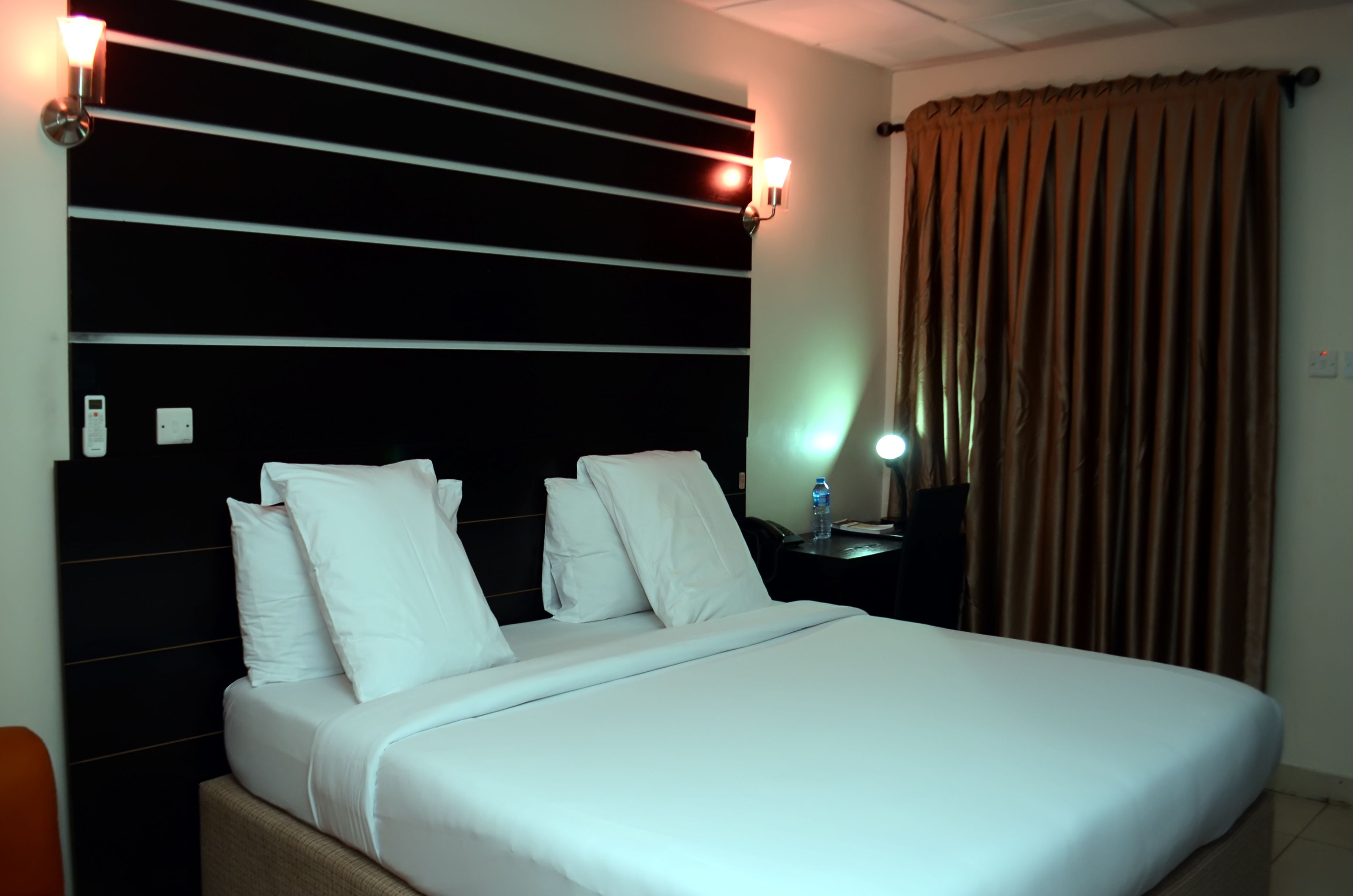 business room | in-room safe, desk, free wifi, bed sheets