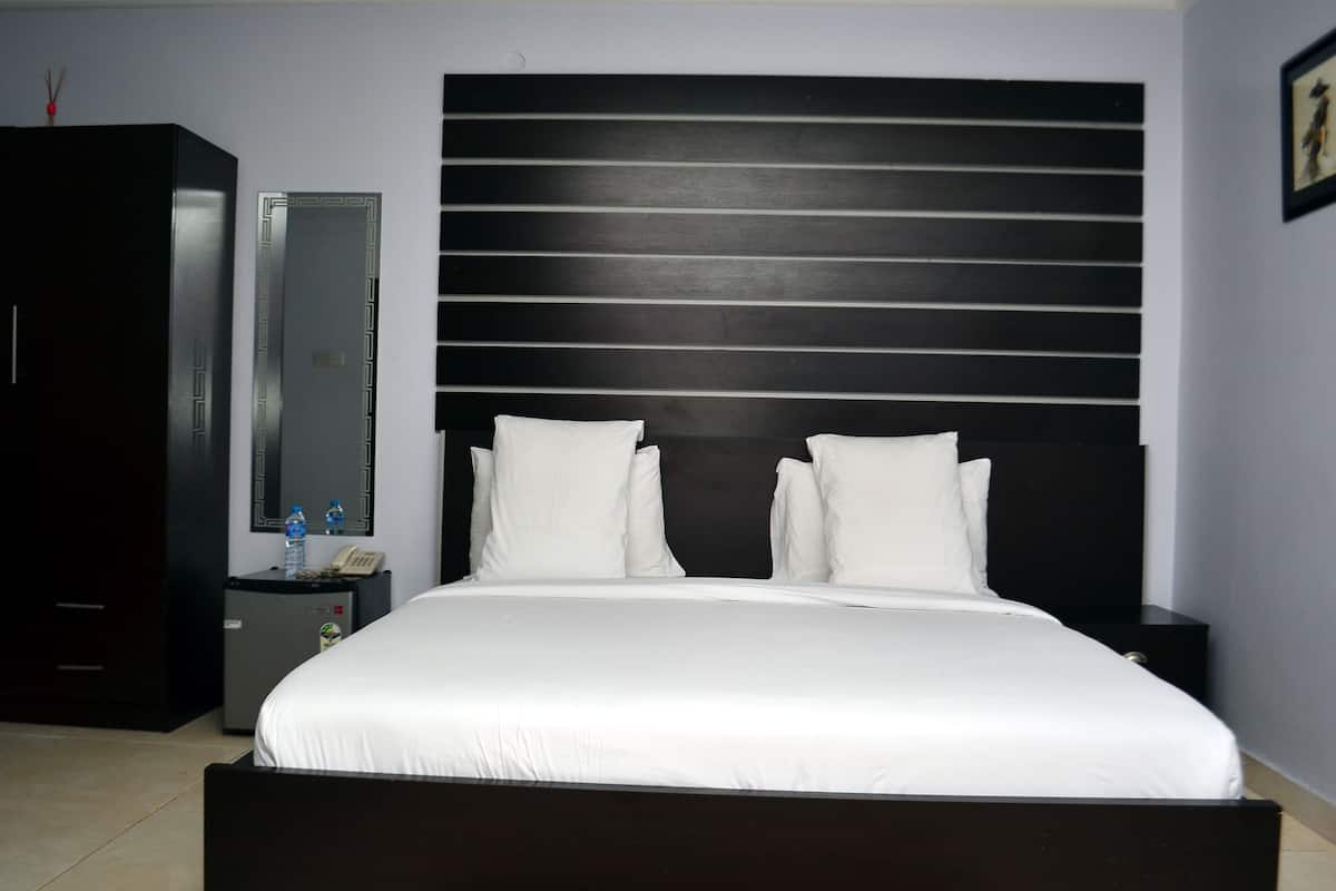 deluxe room | bathroom | shower, free toiletries, slippers, towels