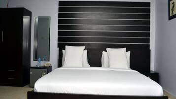 Deluxe Room | Bathroom | Shower, free toiletries, slippers, towels