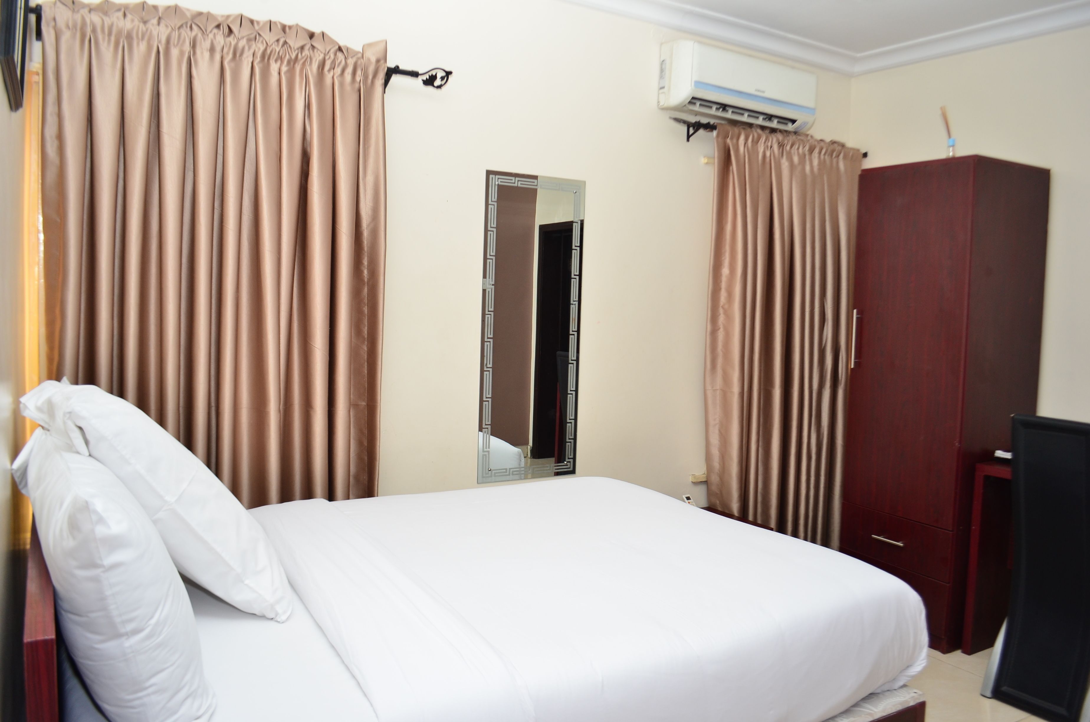 standard room | in-room safe, desk, free wifi, bed sheets