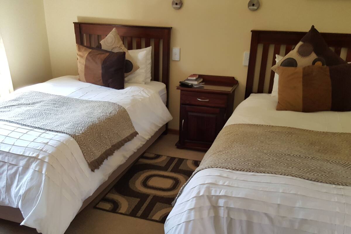 STANDARD ROOM - 2 X 3/4 BEDS (5) | Premium bedding, in-room safe, desk, iron/ironing board