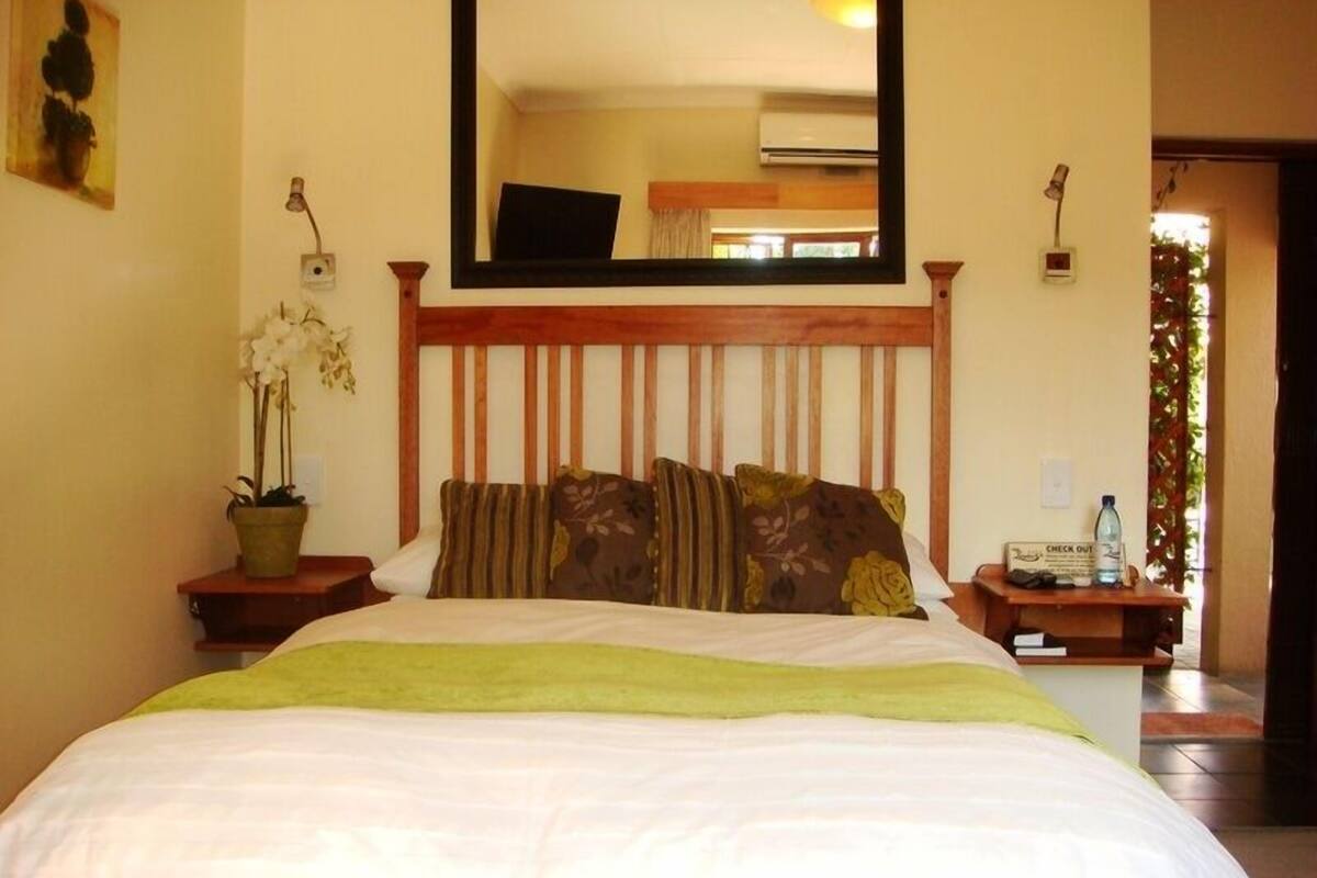 STANDARD ROOMS - DOUBLE BED (19) | Premium bedding, in-room safe, desk, iron/ironing board