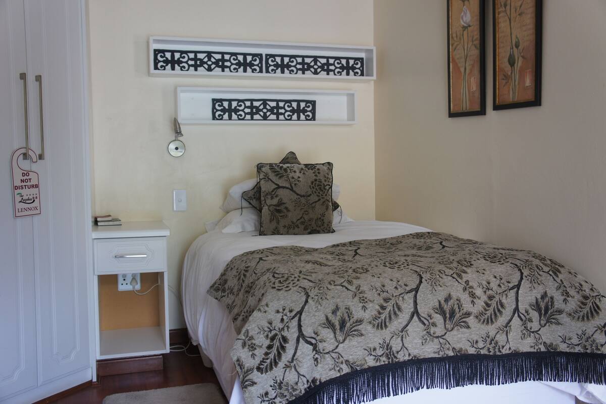 Premium bedding, in-room safe, desk, iron/ironing board