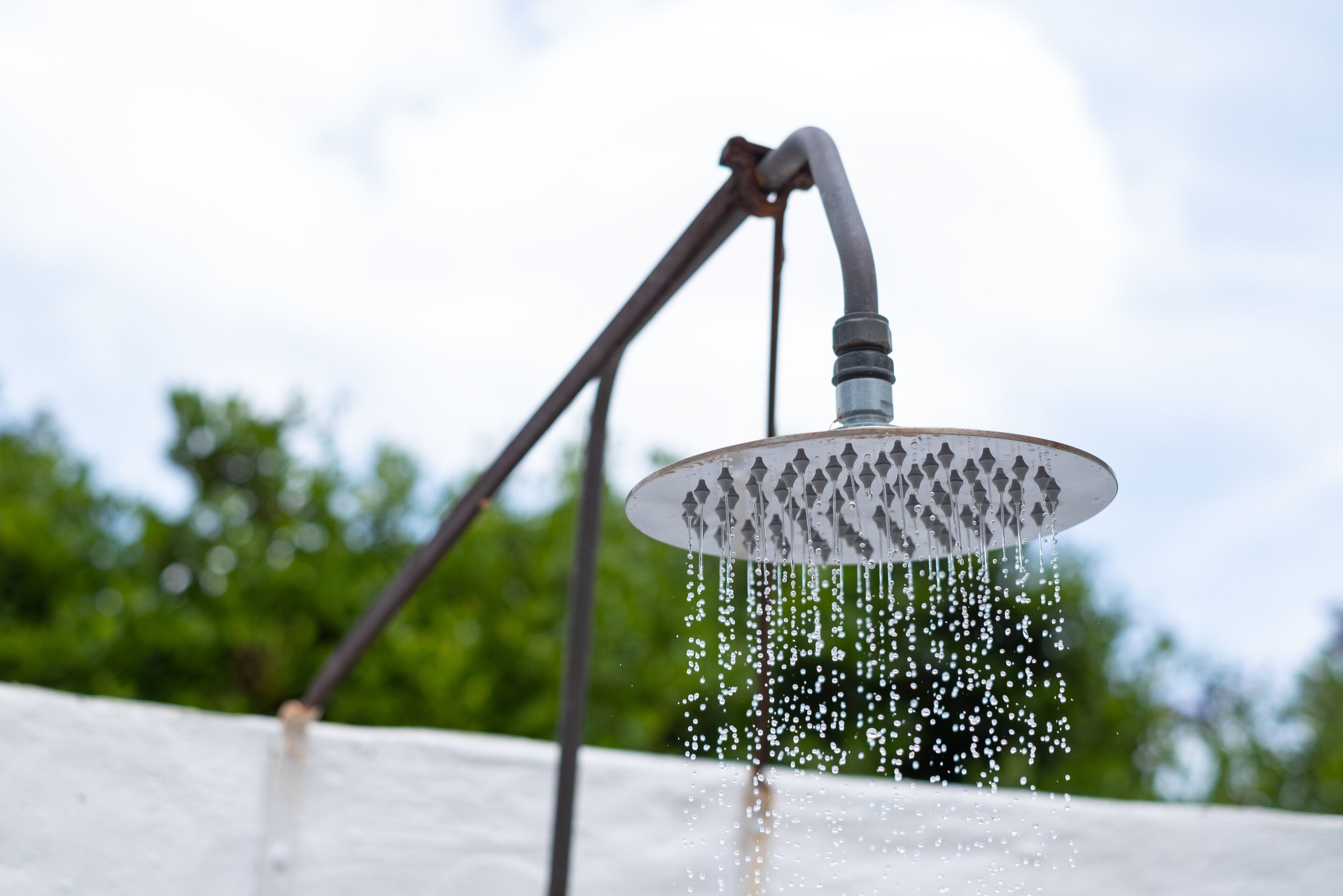 Eine Dusche, aus der Wasser fließt.