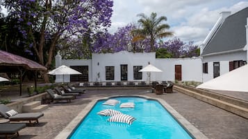 Piscine extérieure, chaises longues