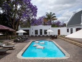 Piscina externa, espreguiçadeiras