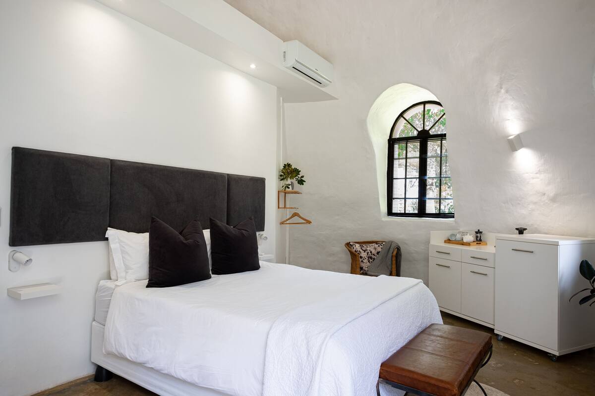 1 bedroom, premium bedding, minibar, in-room safe