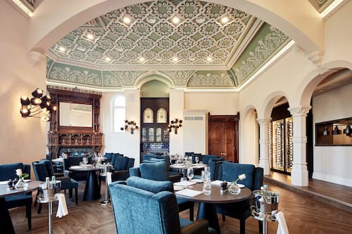 Breakfast, lunch, dinner served; British cuisine