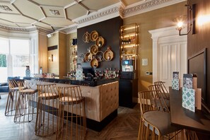 Cocktail bar, garden views, open daily - Oddfellows on the Park (Cheadle)