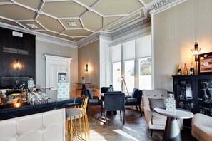 Cocktail bar, garden views, open daily - Oddfellows on the Park (Cheadle)