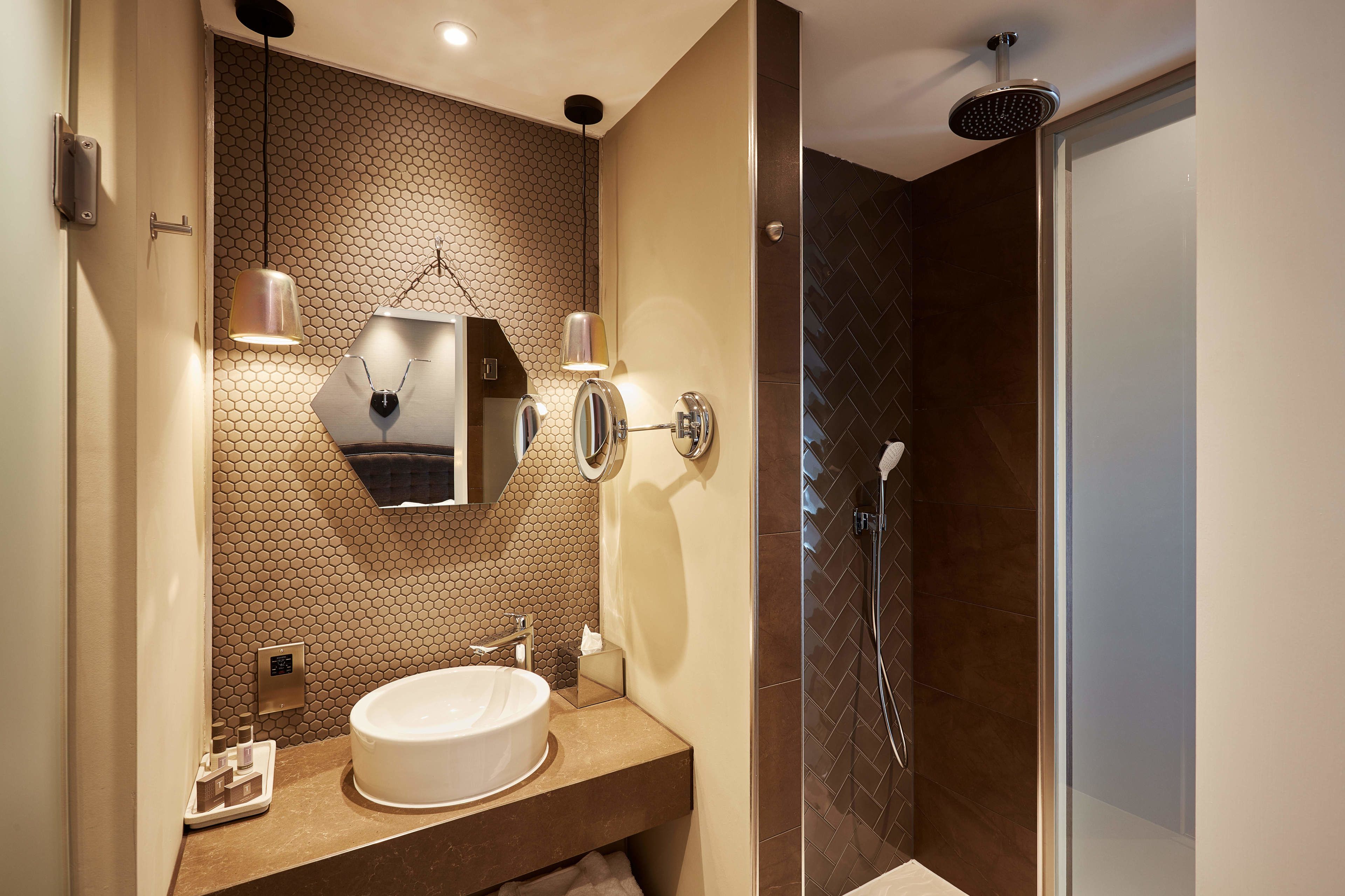 shower, rainfall showerhead, free toiletries, hair dryer