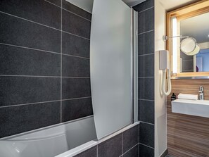 Standardzimmer, 2 Einzelbetten | Hochwertige Bettwaren, Schreibtisch, laptopgeeigneter Arbeitsplatz