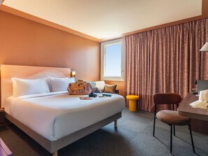 Peralatan tempat tidur premium, meja, ruang kerja komputer riba 