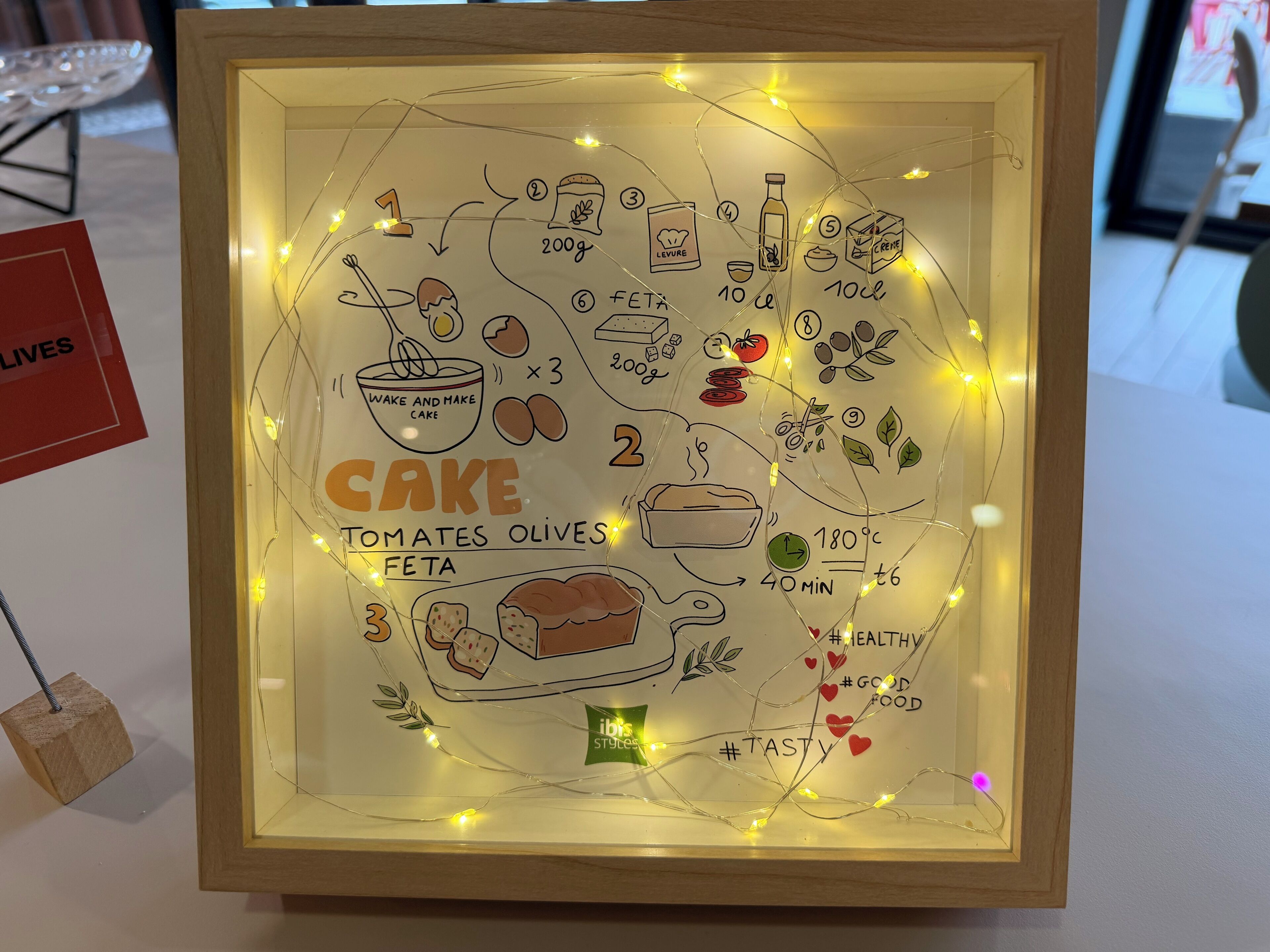 Ilustración enmarco de una receta de pastel con ingredientes y pasos.