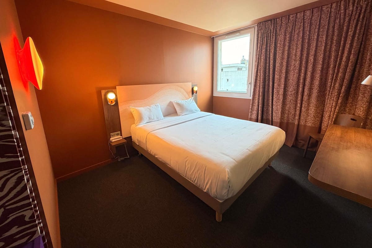 Standard Room, 1 Double Bed | Premium bedding, desk, laptop workspace, blackout drapes