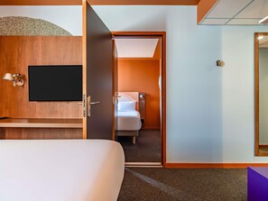 Quarto família, 2 camas de casal | Roupas de cama premium, escrivaninha, espaço de trabalho para notebook