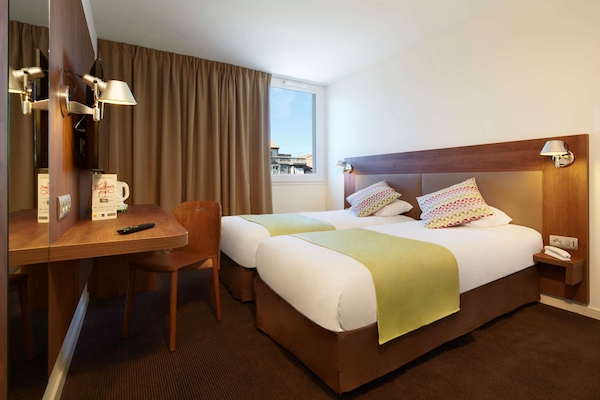 Phòng Tiêu chuẩn, 2 giường đơn | Bộ đồ giường cao cấp, bàn, khu vực làm việc phù hợp cho laptop