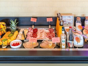 朝食 (コンチネンタル ブレックファスト)、毎日提供 (無料)