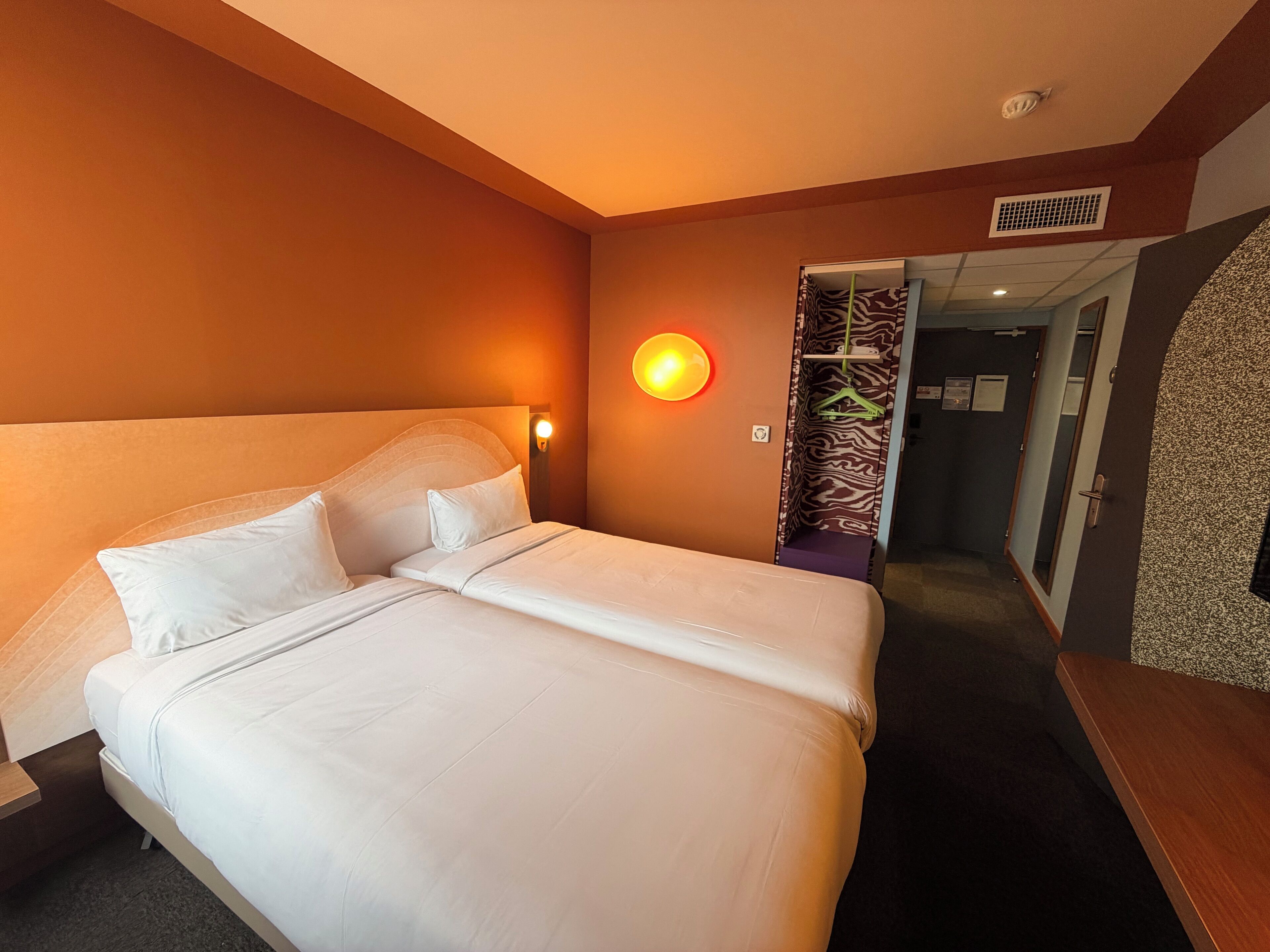 Camera Standard, 2 letti singoli | Biancheria da letto di alta qualità, una scrivania, postazione laptop