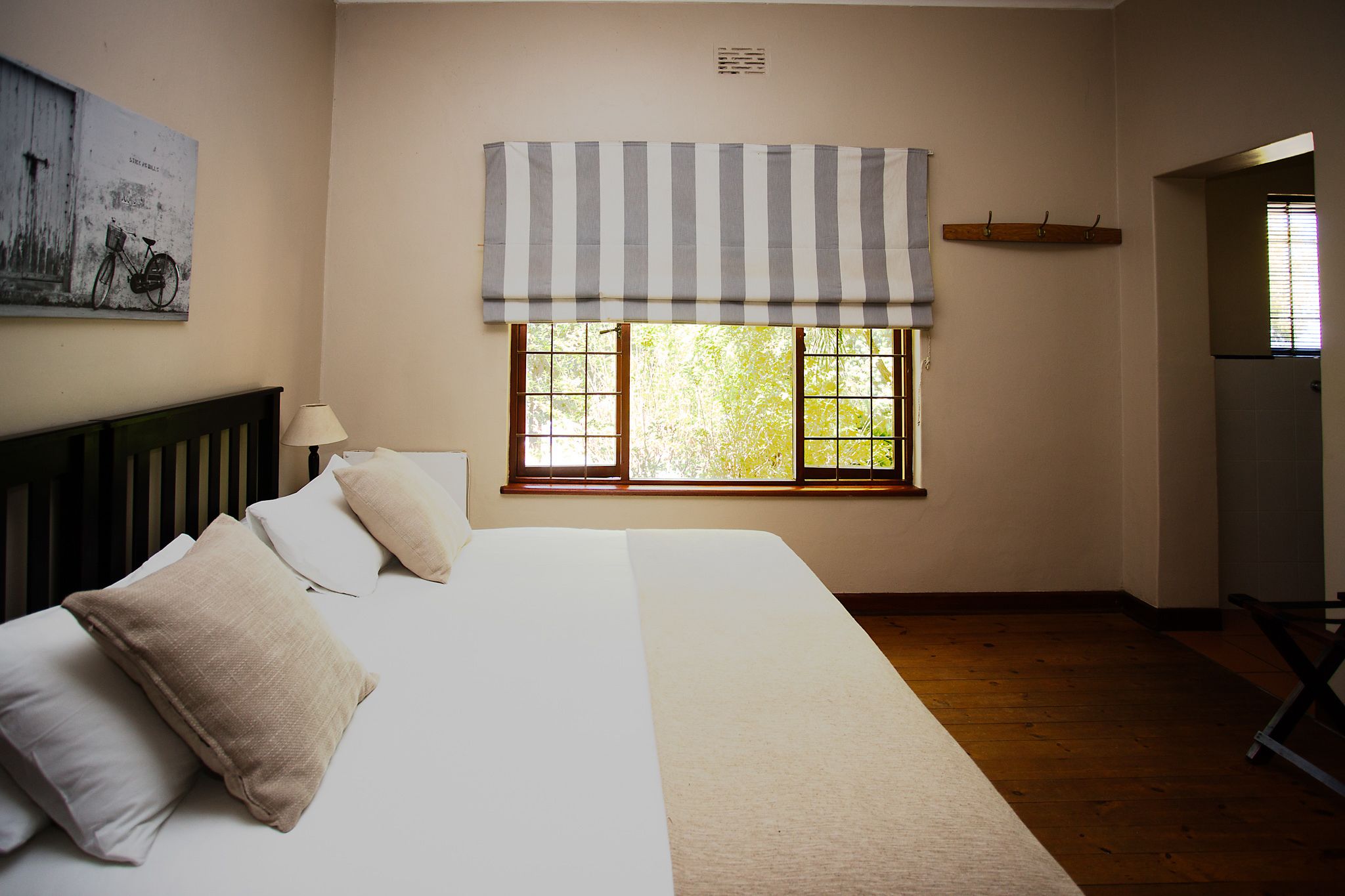 Eenvoudige suite, 1 slaapkamer | Een kluis op de kamer, een strijkplank/strijkijzer, gratis wifi