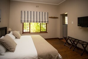 Eenvoudige suite, 1 slaapkamer | Een kluis op de kamer, een strijkplank/strijkijzer, gratis wifi