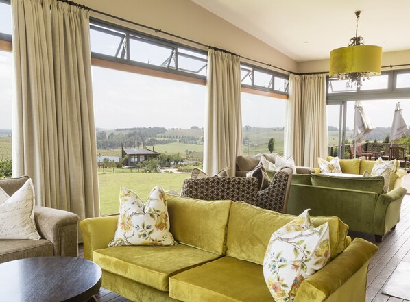 Lobby lounge, garden views, open daily - Brahman Hills Weddings, Events, Hotel & Spa (Nottingham Road)