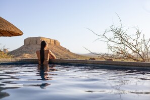 2 piscinas al aire libre, sombrillas, sillones reclinables de piscina