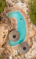 2 piscinas al aire libre, sombrillas, sillones reclinables de piscina