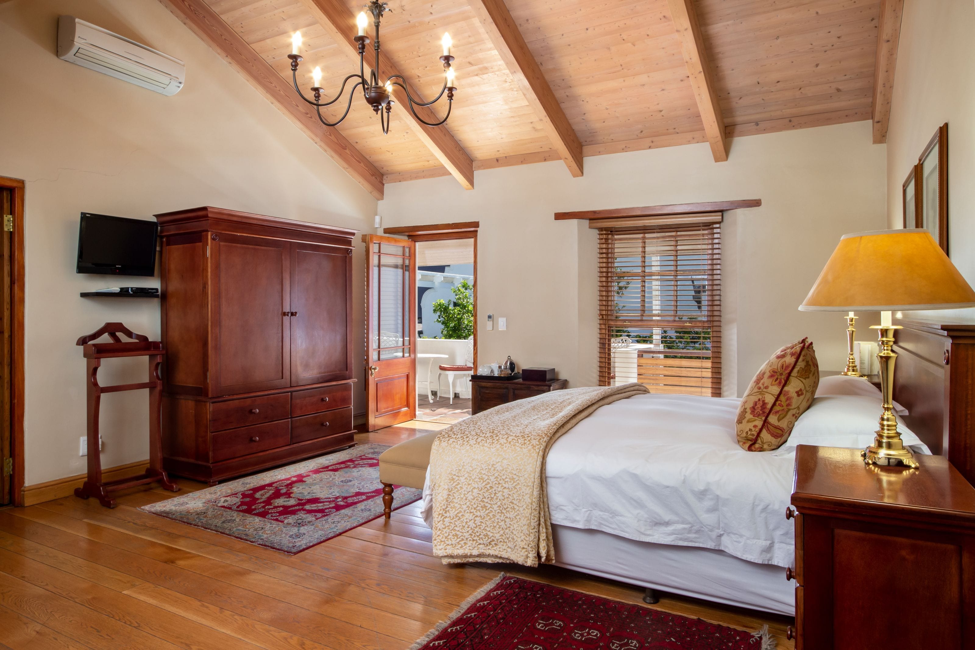 Ropa de cama hipoalergénica y caja de seguridad en la habitación 