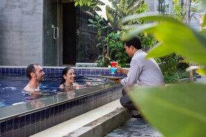 Hồ bơi ngoài trời 