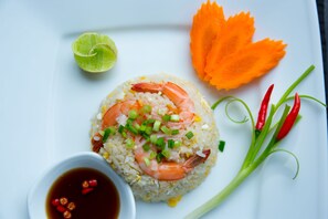 Phục vụ bữa trưa và bữa tối, món ăn mang phong cách quốc tế 