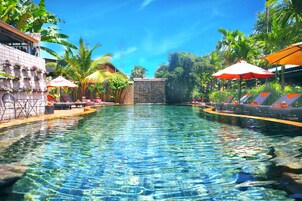 Una piscina al aire libre