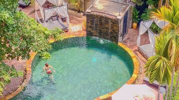 2 bars/lounges, een swim-up bar, een poolbar