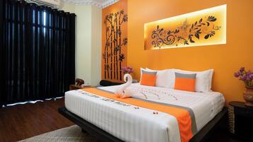Habitación de hotel con cama, aire acondicionado de pared y un panel decorativo.