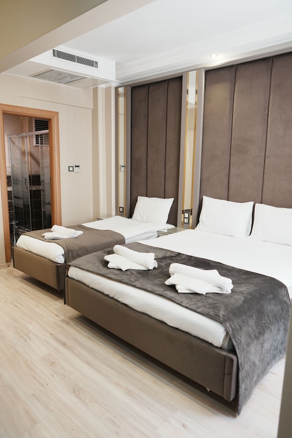 Caja de seguridad en la habitación y escritorio