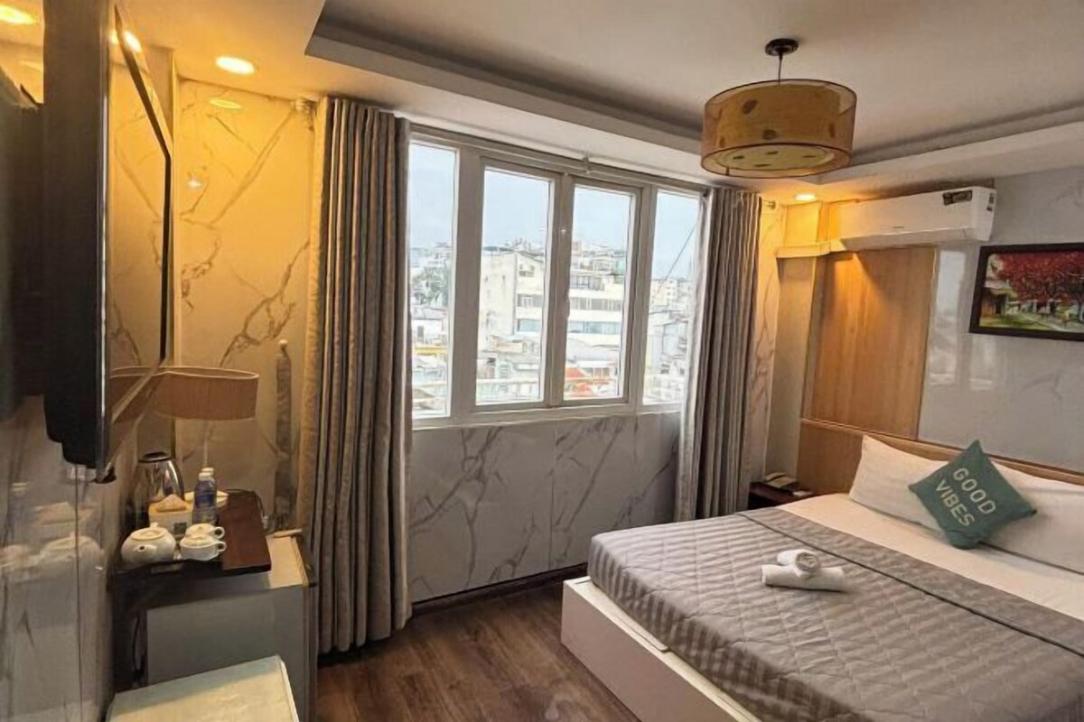 Minibar, in-room safe, WiFi (free)