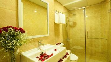 Regadera, amenidades de baño gratuitas, secadora de cabello, pantuflas