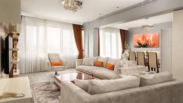 Suite Royale, 2 chambres, 2 salles de bains, vue ville | Coin séjour