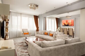 Svit Royal - 2 sovrum - 2 badrum - utsikt mot staden | Vardagsrum | LCD-tv