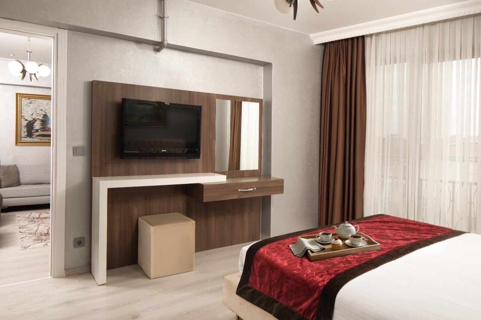 Duntäcken, minibar och värdeförvaringsskåp på rummet