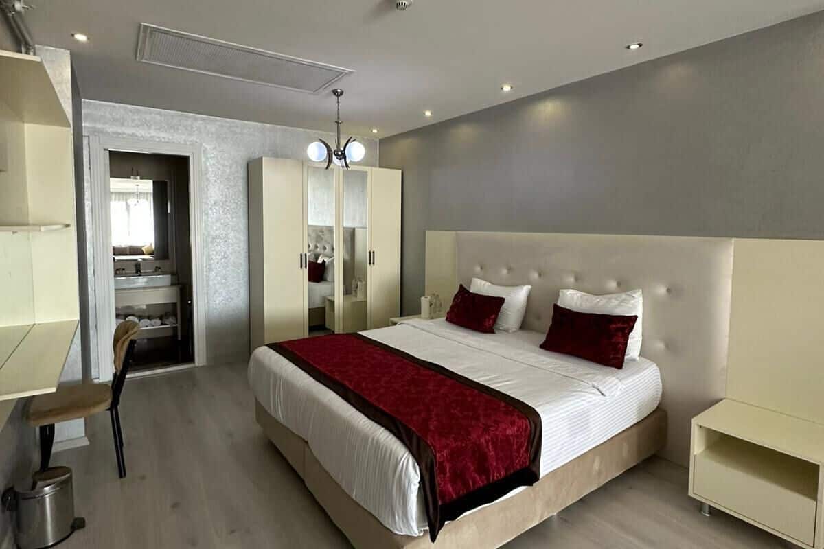 Down duvets, minibar, in-room safe, blackout curtains