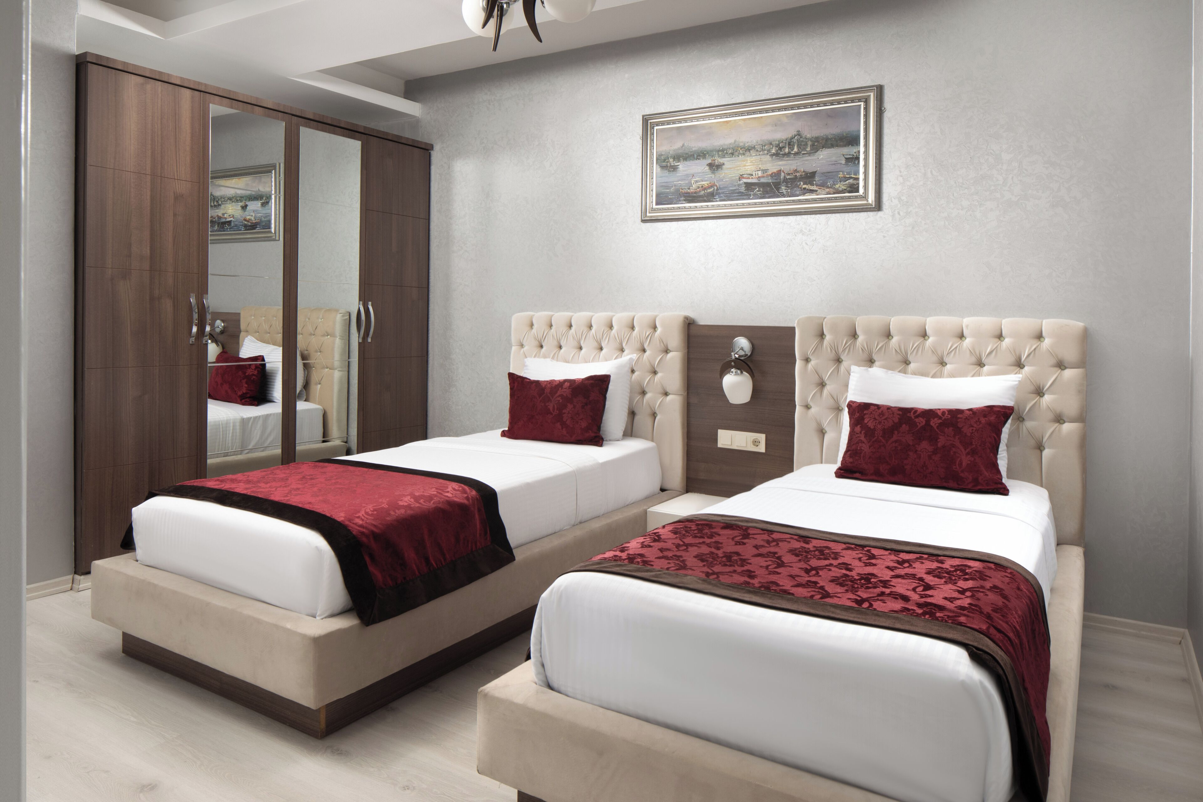 Deluxe-dobbeltværelse - 2 soveværelser - køkken | Dundyner, minibar, pengeskab på værelset, mørklægningsgardiner