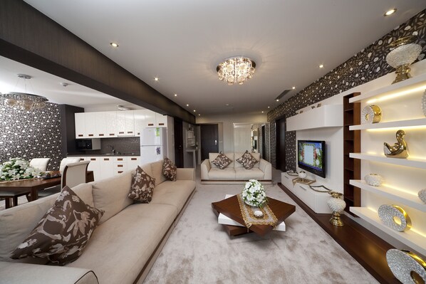 Suite Royal, 2 habitaciones, 2 baños, vista a la ciudad | Área de sala de estar | Televisión LCD