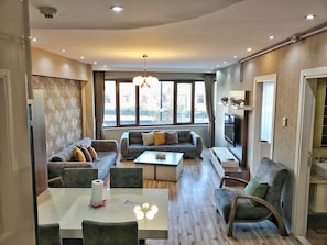 Chambre Double Deluxe, 2 chambres, cuisine | Salle de séjour | Télévision LCD