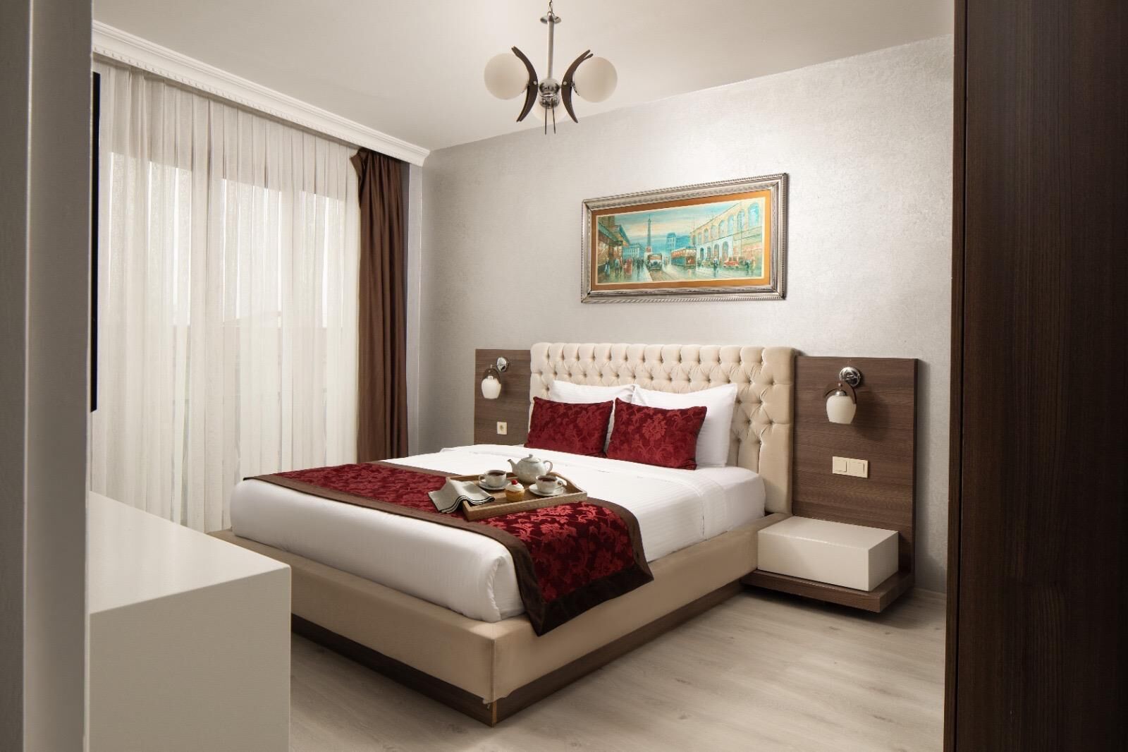 Deluxe dubbelrum - 2 sovrum - kök | Duntäcken, minibar och värdeförvaringsskåp på rummet